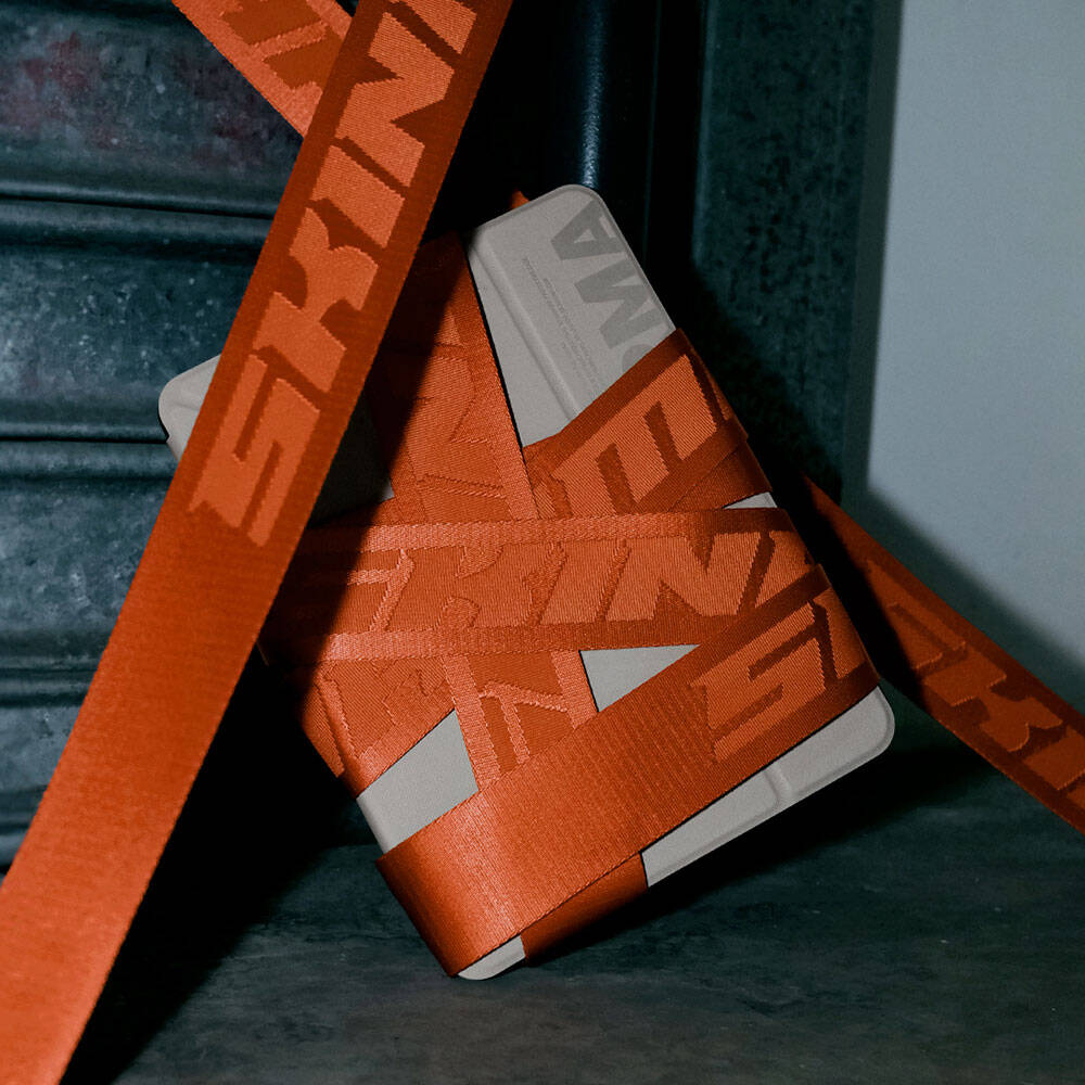 Apple iPad Pro 11 2025 M5 Kılıf SkinArma Kabartma Baskı Tasarımlı 360 Tam Koruma Arkası Şeffaf Standlı Gamma Kılıf Siyah