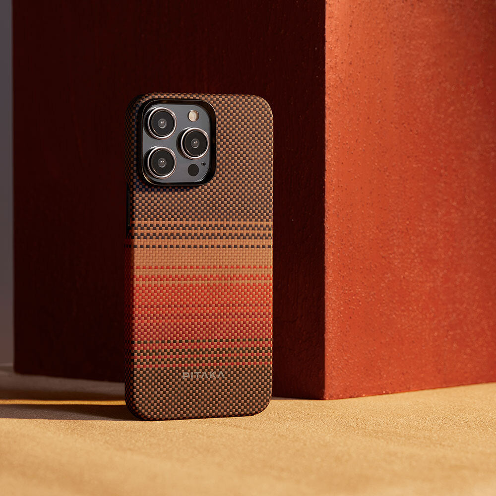 Apple iPhone 15 Pro Max Kılıf Magsafe Şarj Özellikli Aramid Fiber Pitaka Tactile Woven Sunset-Moonrise Serisi Sunset Kapak Kahverengi