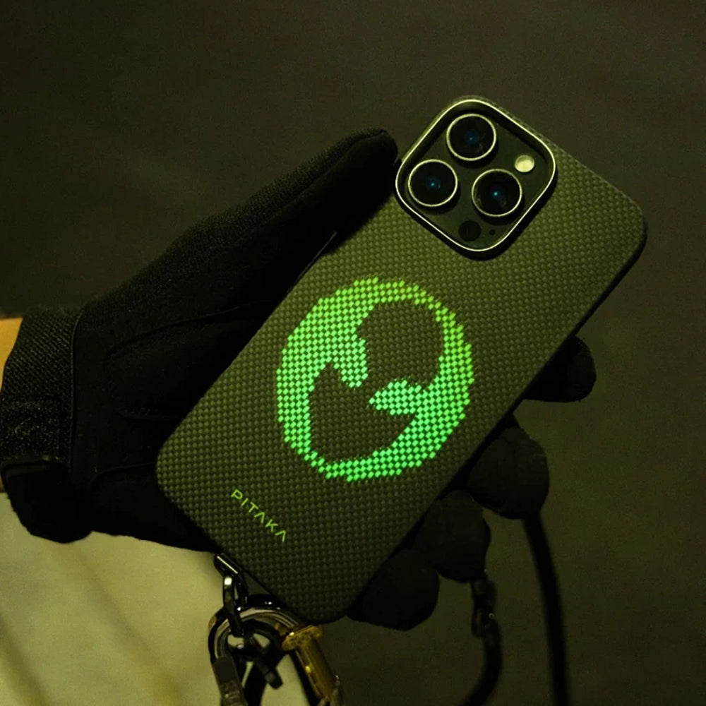 Apple iPhone 15 Pro Max Kılıf Magsafe Şarj Özellikli Lumintex Teknolojili Fosforlu Aramid Fiber Pitaka Tactile Woven Aries Serisi Kapak Siyah-Yeşil