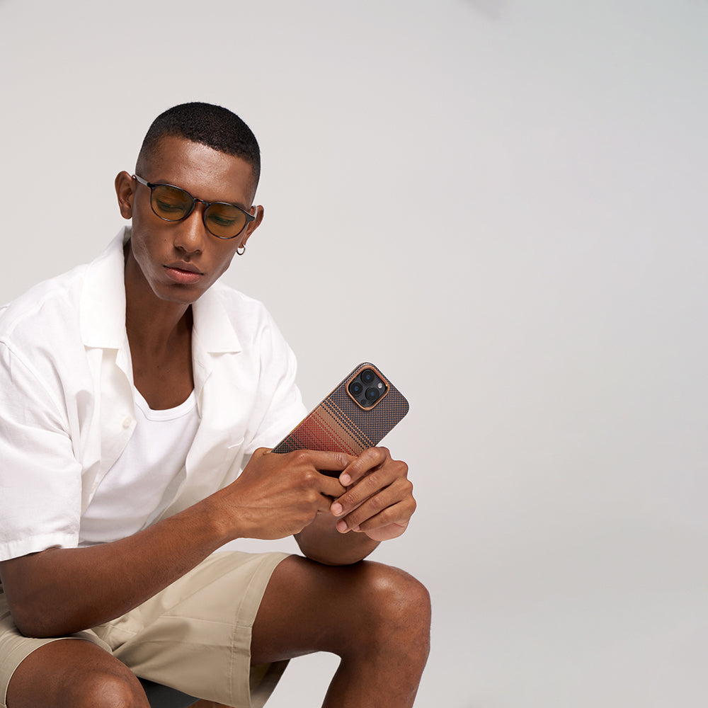 Apple iPhone 16 Pro Kılıf Magsafe Şarj Özellikli Aramid Fiber Pitaka Military-Grade Sunset-Moonrise Serisi Sunset Kapak Kahverengi