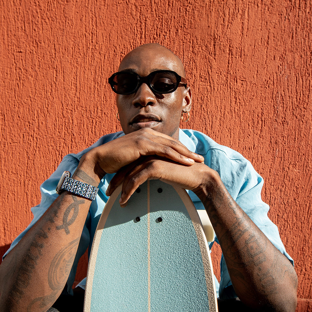 Apple Watch Serisi Uyumlu Aramid Fiber ve Karbon Fiber Pitaka Dreamland ChromaCarbon Serisi Mosaic Universal Kordon Mavi-Beyaz