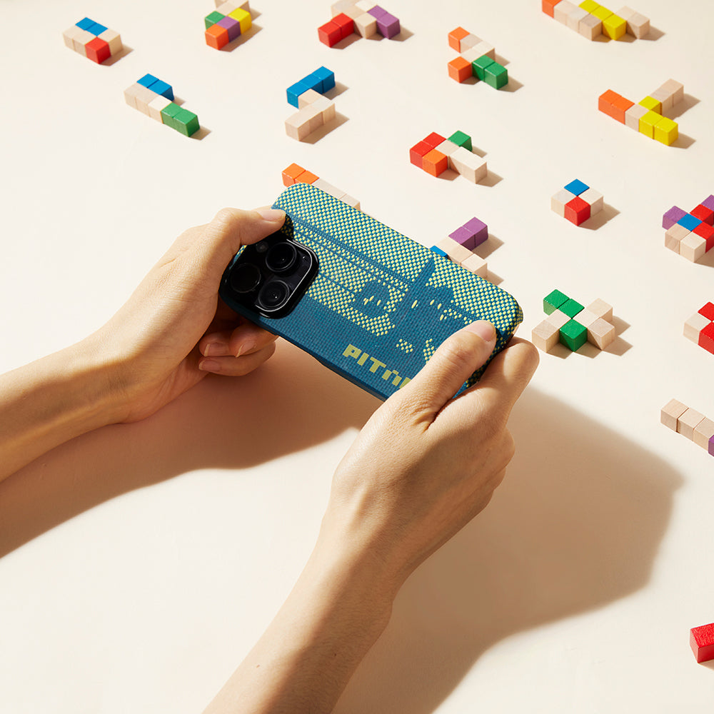 Apple iPhone 14 Pro Kılıf MagSafe Şarj Özellikli Aramid Fiber Pitaka Tactile Woven Pixel Game Kapak Yeşil-Mavi