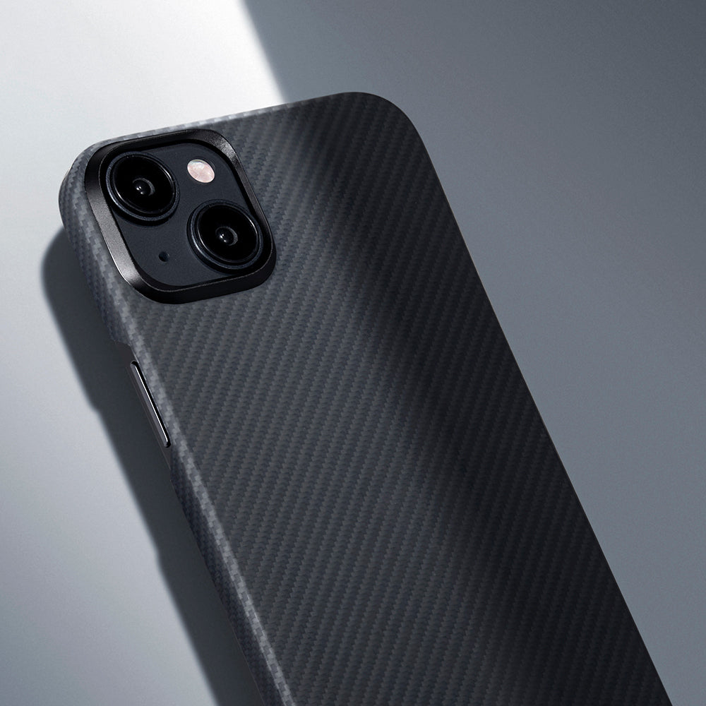 Apple iPhone 15 Plus Kılıf Magsafe Şarj Özellikli 600D Aramid Fiber Pitaka Ultra-Slim Classic Serisi Black-Grey Twill Kapak Siyah-Gri