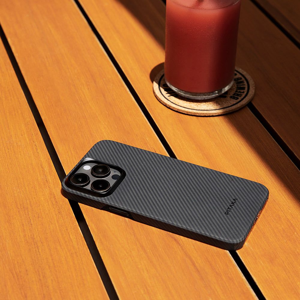 Apple iPhone 15 Pro Kılıf Magsafe Şarj Özellikli 600D Aramid Fiber Pitaka Ultra-Slim Classic Serisi Black-Grey Twill Kapak Siyah-Gri