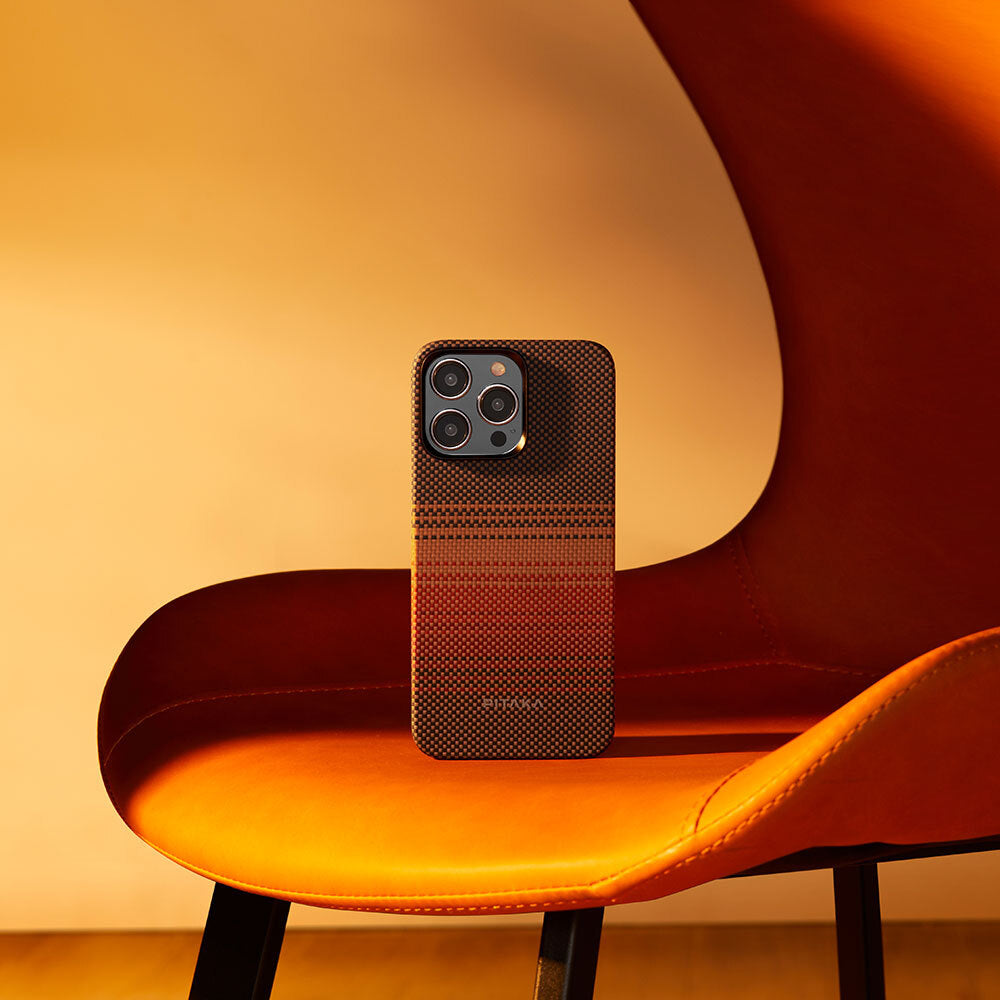 Apple iPhone 15 Pro Kılıf Magsafe Şarj Özellikli Aramid Fiber Pitaka Tactile Woven Sunset-Moonrise Serisi Sunset Kapak Kahverengi