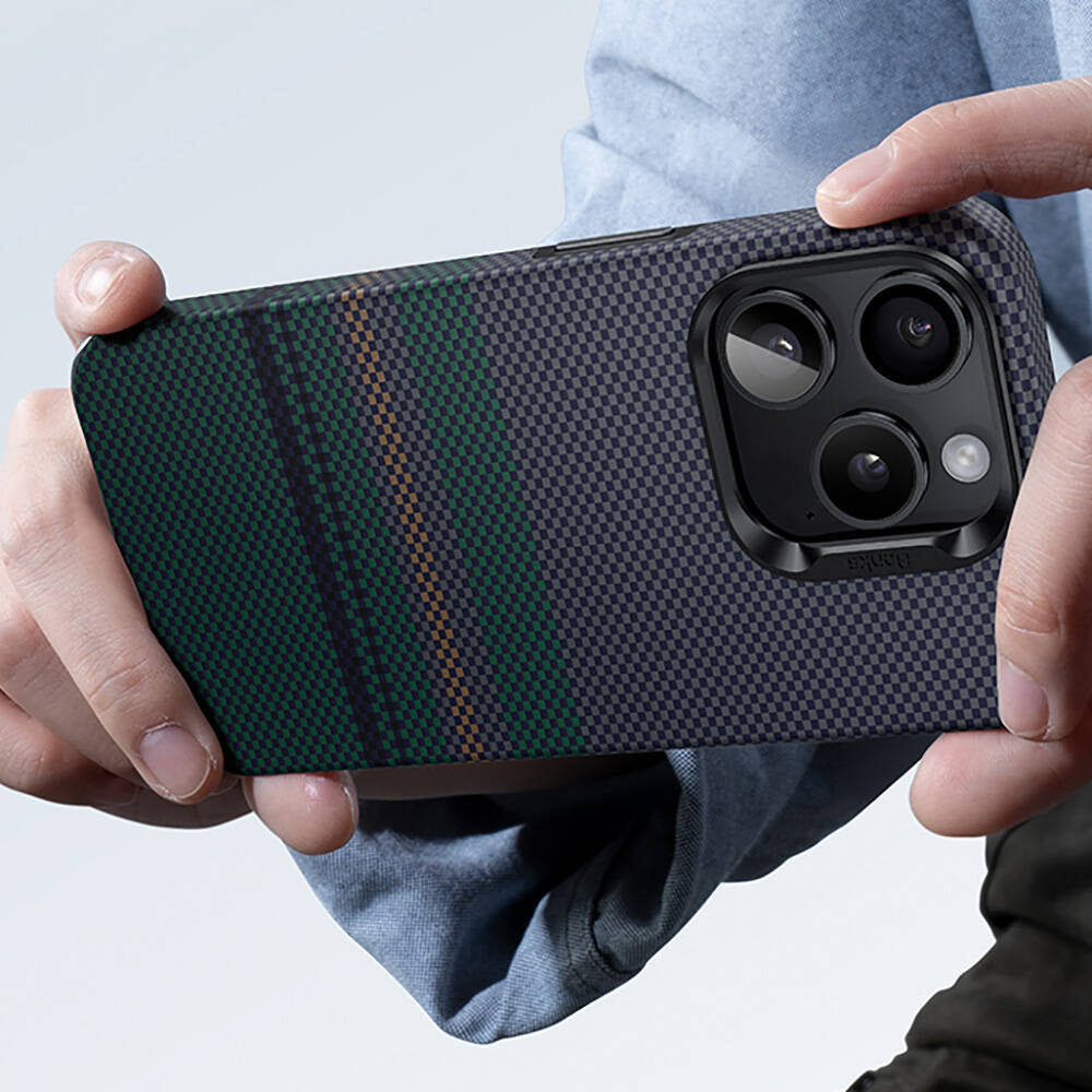 Apple iPhone 15 Pro Kılıf Magsafe Şarj Özellikli Karbon Fiber Tasarımlı Benks Aurora ArmorPro Kevlar Kapak Siyah