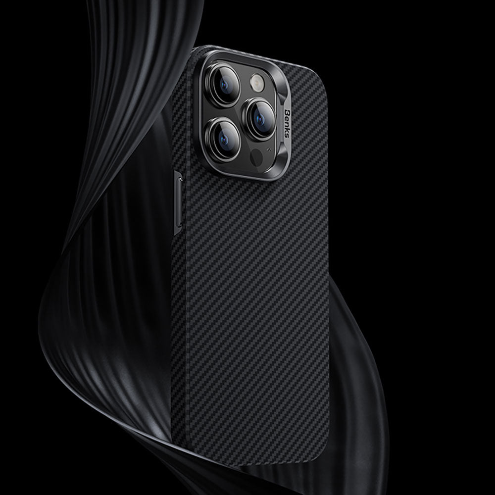 Apple iPhone 15 Pro Max Kılıf Magsafe Özellikli Karbon Fiber Benks Essential ArmorAir 600D Kevlar Kapak Siyah