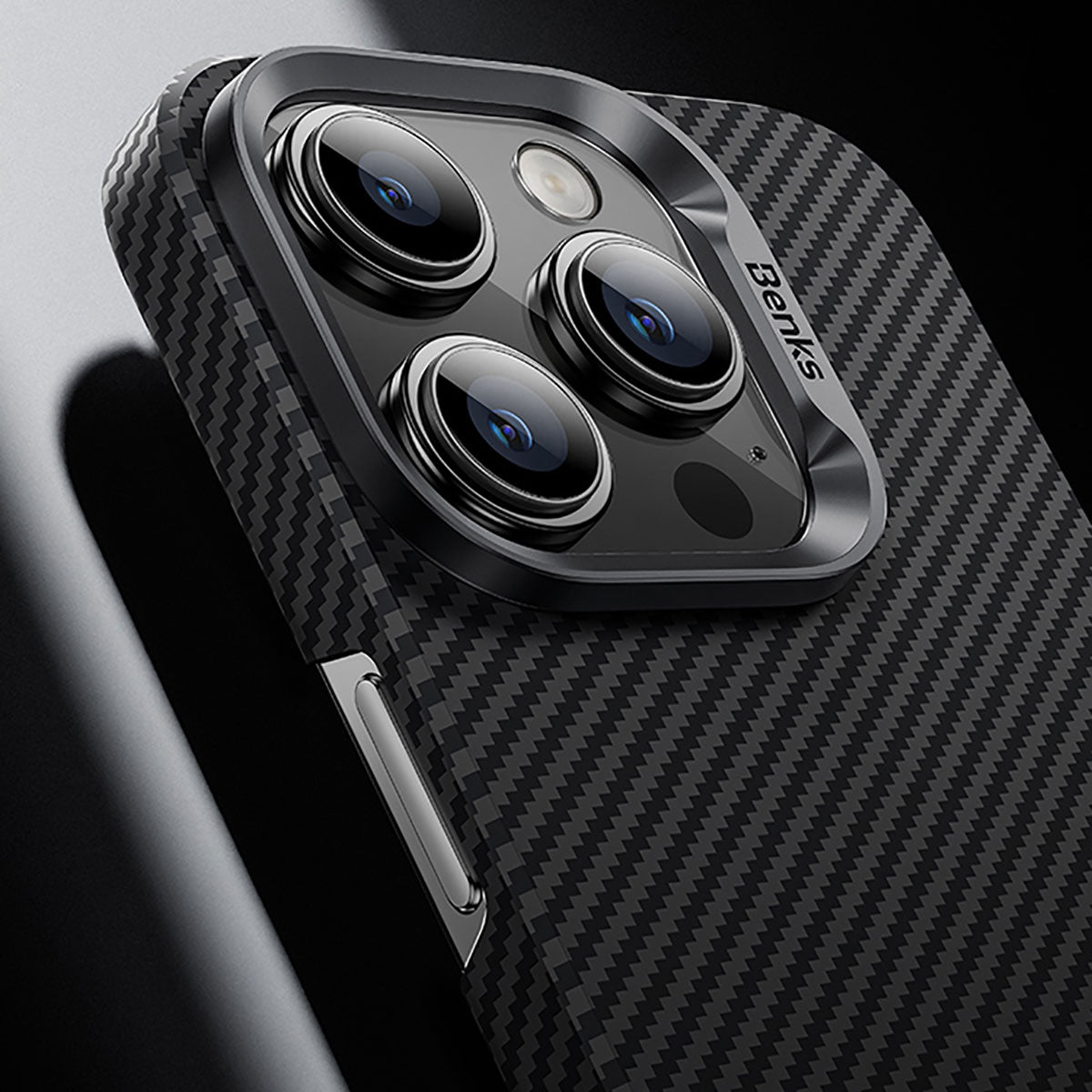 Apple iPhone 15 Pro Max Kılıf Magsafe Özellikli Karbon Fiber Benks Essential ArmorAir 600D Kevlar Kapak Siyah