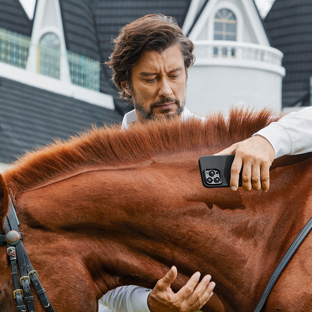 Apple iPhone 15 Pro Max Kılıf Magsafe Şarj Özellikli 1500D Aramid Fiber Pitaka Military-Grade Classic Serisi Black-Grey Twill Kapak Siyah-Mavi