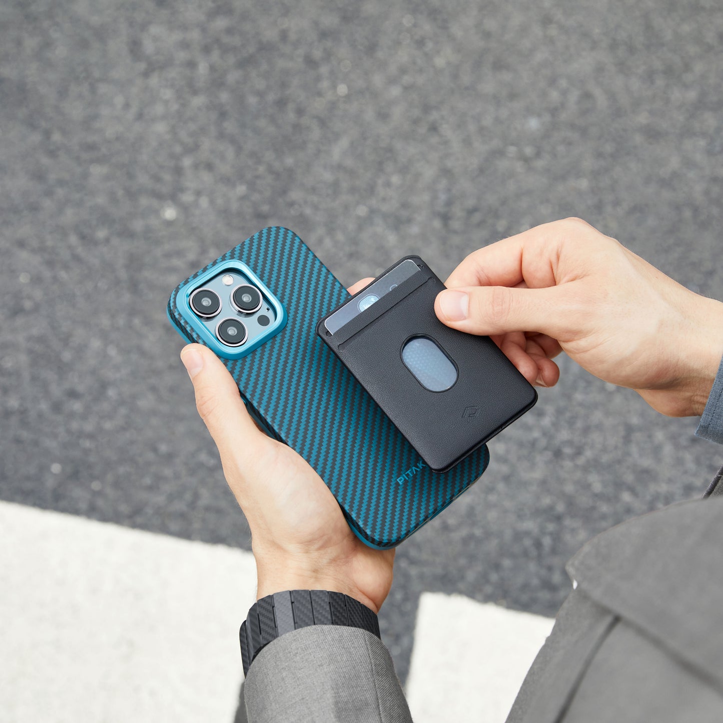 Apple iPhone 15 Pro Max Kılıf Magsafe Şarj Özellikli 1500D Aramid Fiber Pitaka Military-Grade Classic Serisi Black-Grey Twill Kapak Siyah-Mavi