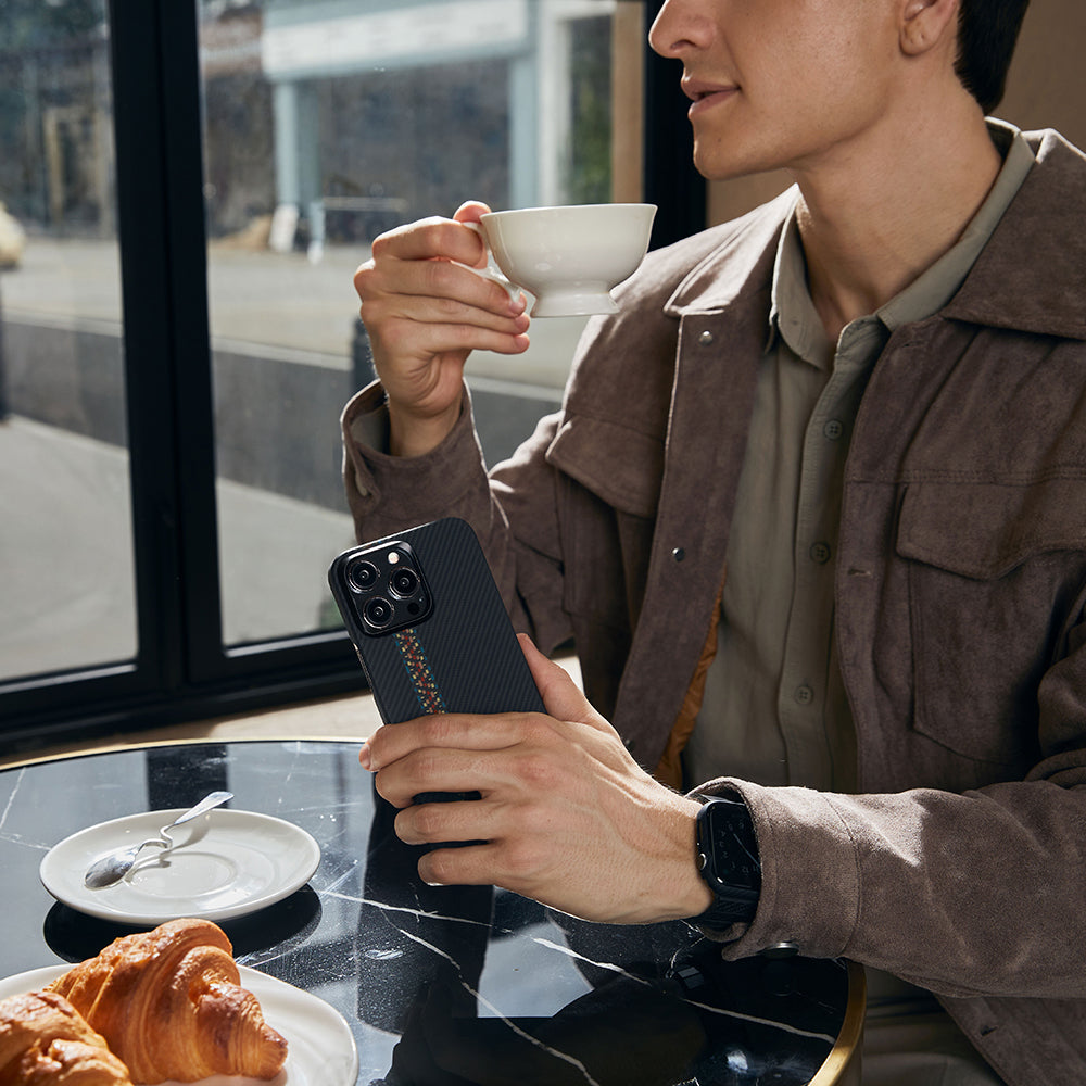 Apple iPhone 15 Pro Max Kılıf Magsafe Şarj Özellikli 600D Aramid Fiber Pitaka Tactile Woven Orchestra Serisi Rhapsody Kapak Siyah