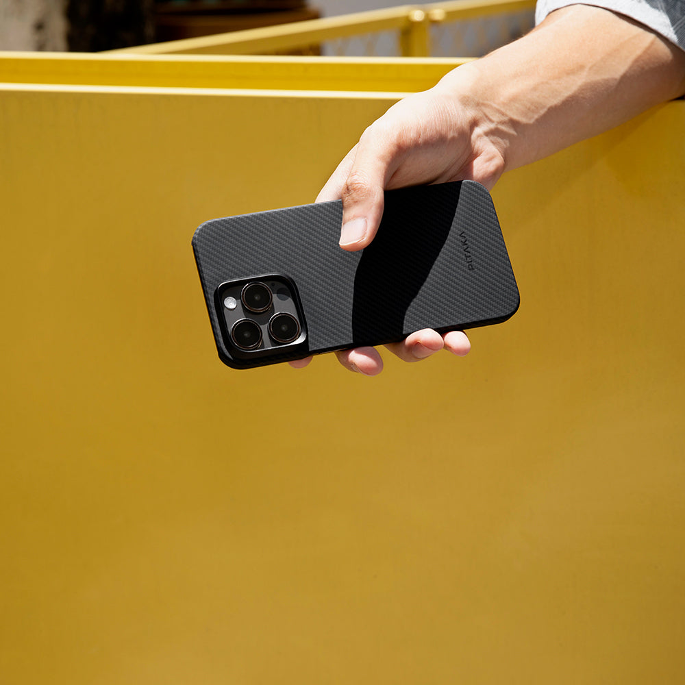 Apple iPhone 15 Pro Max Kılıf Magsafe Şarj Özellikli 600D Aramid Fiber Pitaka Ultra-Slim Classic Serisi Black-Grey Twill Kapak Siyah-Gri