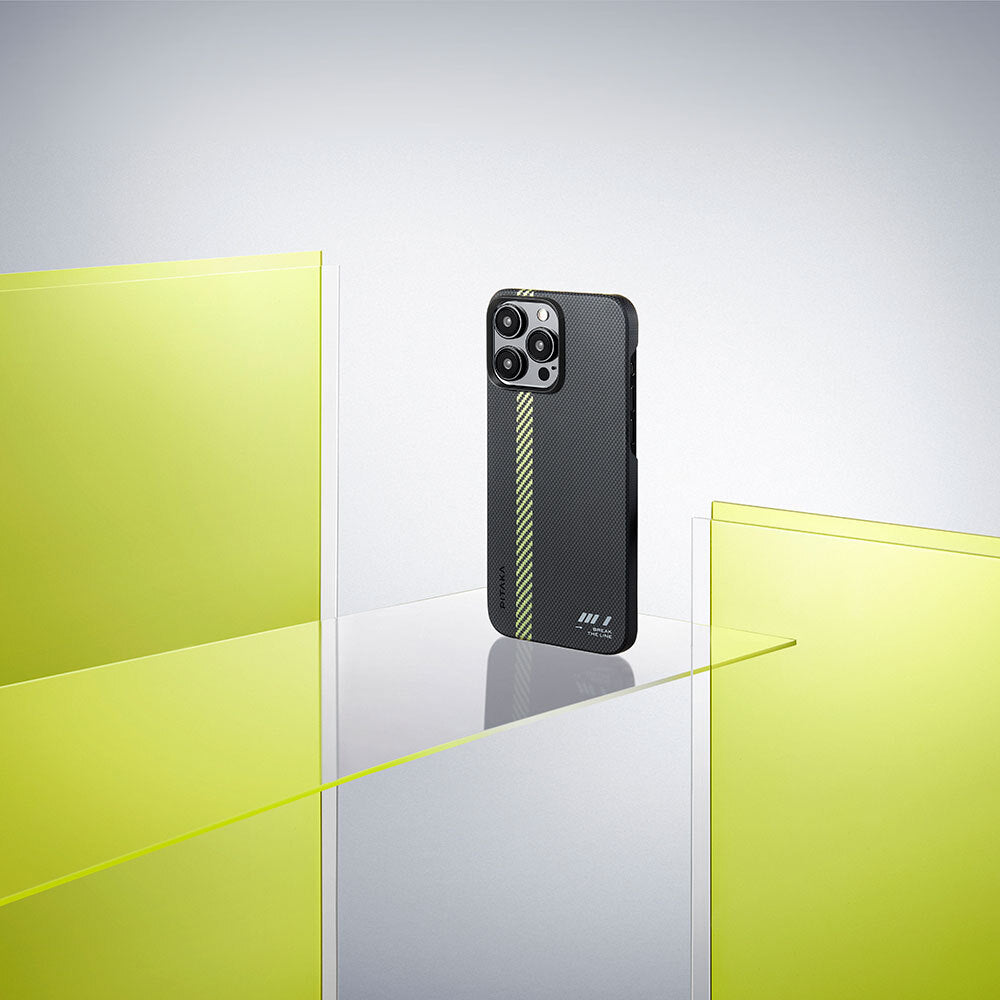 Apple iPhone 15 Pro Max Kılıf Magsafe Şarj Özellikli Aramid Fiber Pitaka Tactile Woven Break The Line Kapak Siyah