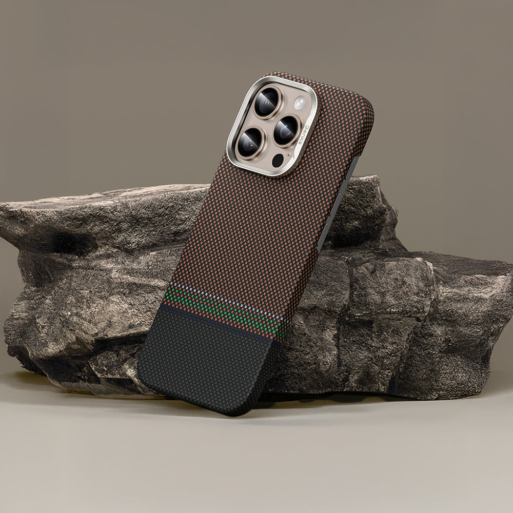 Apple iPhone 15 Pro Max Kılıf M-safe Şarj Özellikli Karbon Fiber Tasarımlı Benks Prestige ArmorAir Kevlar Kapak Gold