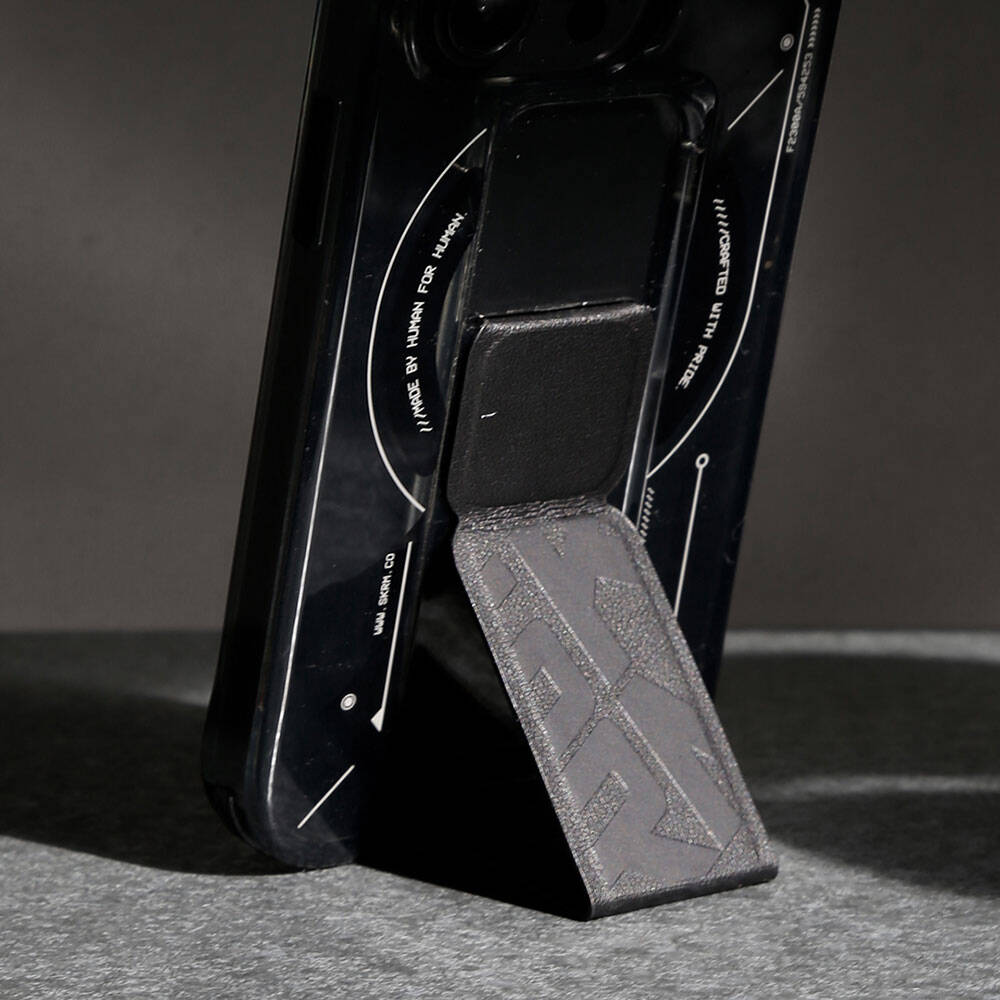 Apple iPhone 15 Pro Max Kılıf Magsafe Şarj Özellikli Teknoloji Desenli Standlı Skinarma Helio Kapak Gri