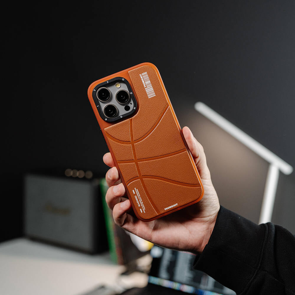 Apple iPhone 15 Pro Max Kılıf Magsafe Şarj Özellikli Youngkit Backboard Serisi Leather Kapak Kahverengi