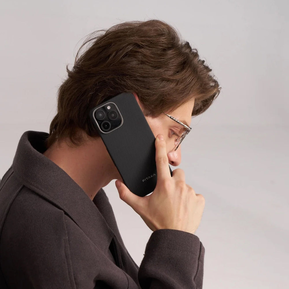 Apple iPhone 16 Plus Kılıf Magsafe Şarj Özellikli 600D Aramid Fiber Pitaka Ultra-Slim Classic Serisi Black-Grey Twill Kapak Siyah