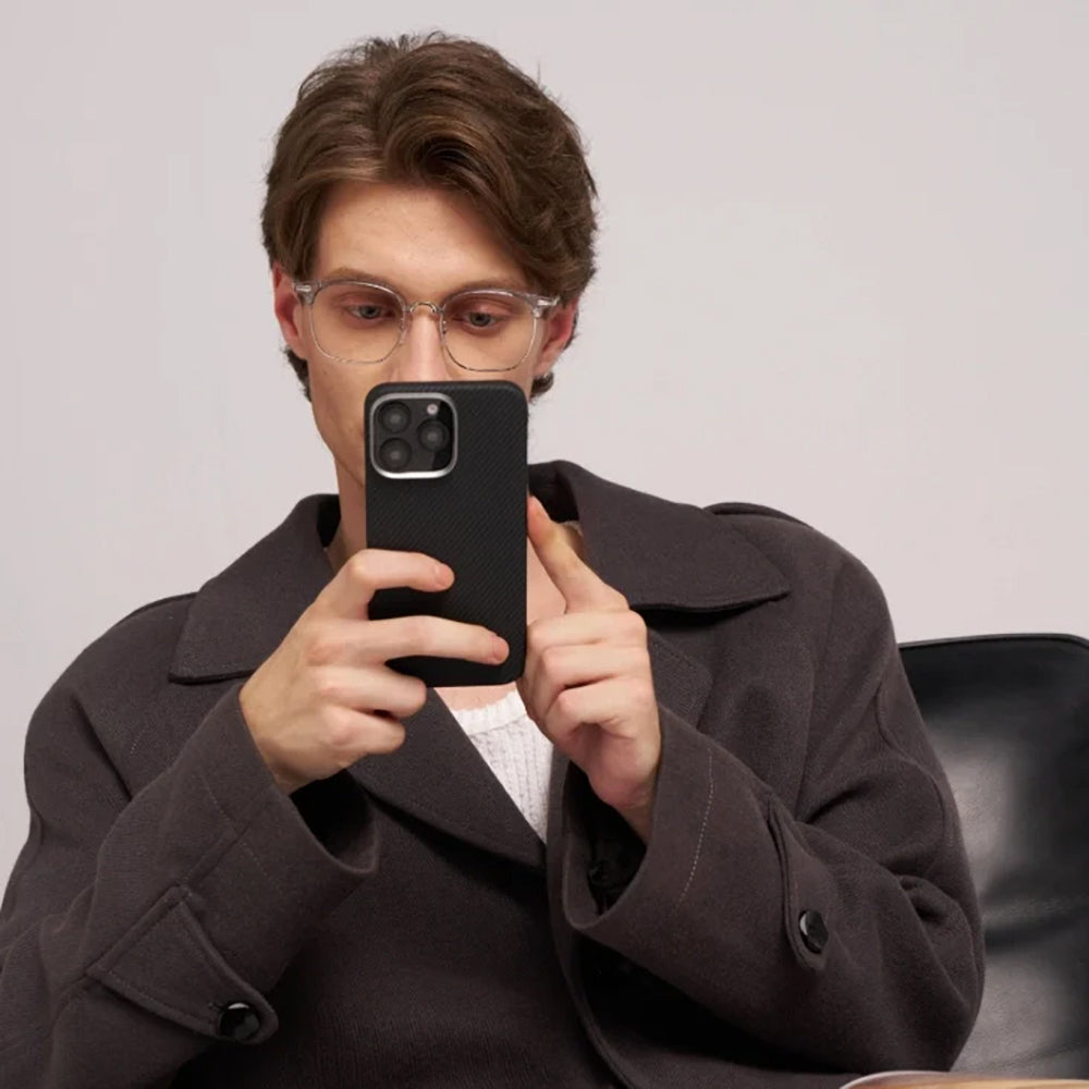 Apple iPhone 16 Pro Kılıf Magsafe Şarj Özellikli 600D Aramid Fiber Pitaka Ultra-Slim Classic Serisi Black-Grey Twill Kapak Siyah