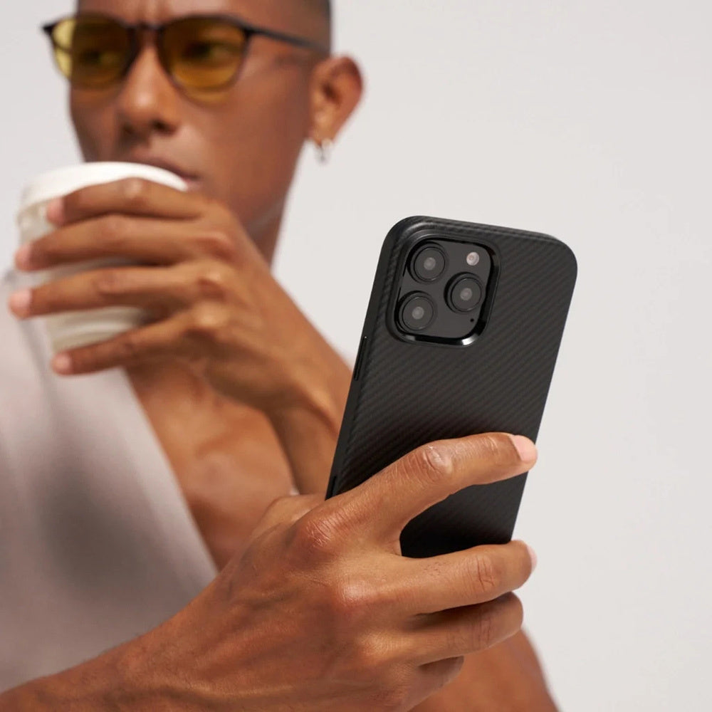 Apple iPhone 16 Pro Kılıf Magsafe Şarj Özellikli Aramid Fiber Pitaka Military-Grade Classic Serisi Black-Grey Twill Kapak Siyah