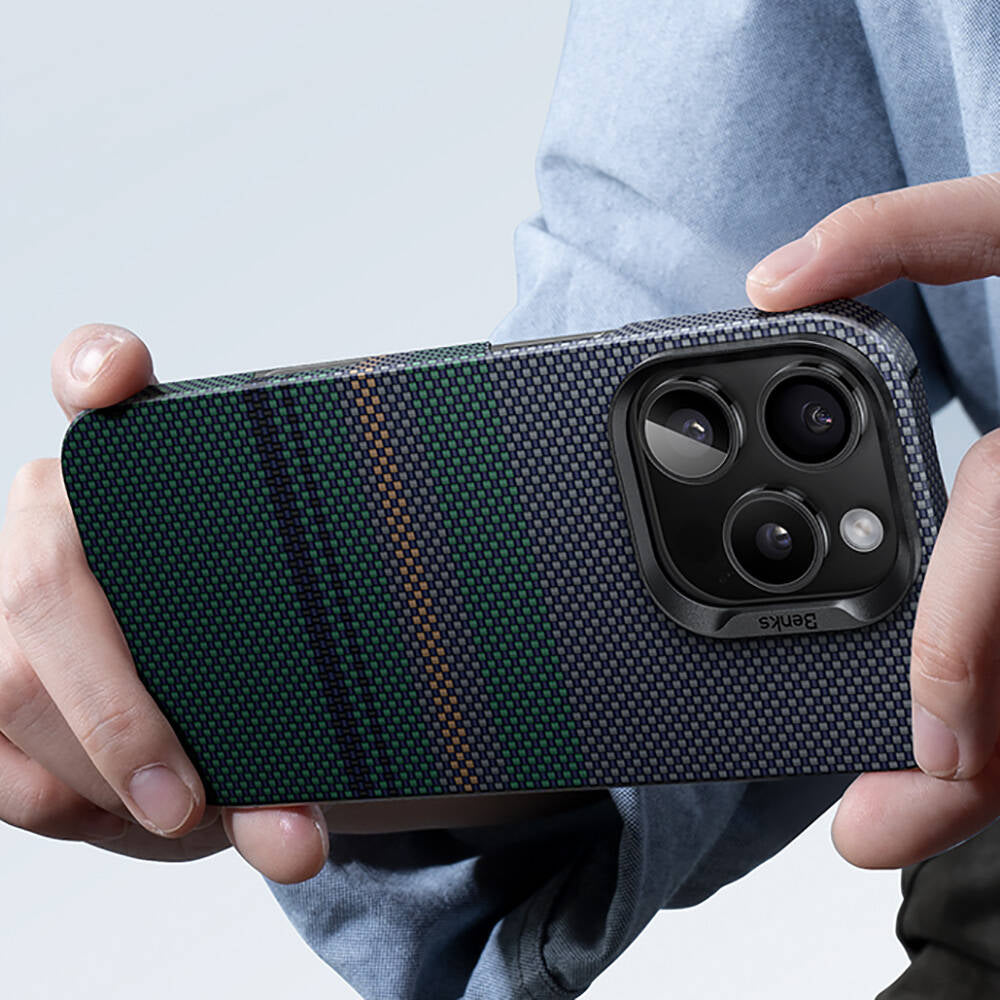 Apple iPhone 16 Pro Kılıf Magsafe Şarj Özellikli Karbon Fiber Tasarımlı Benks Aurora ArmorAir Kevlar Kapak Siyah