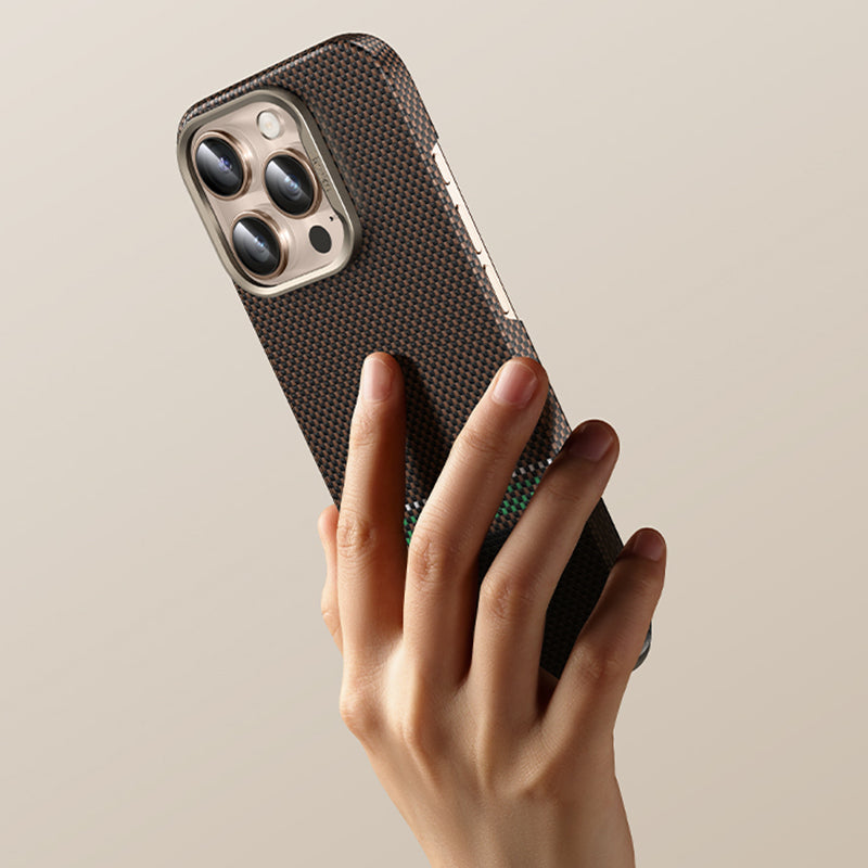 Apple iPhone 16 Pro Kılıf M-safe Şarj Özellikli Karbon Fiber Tasarımlı Benks Prestige ArmorAir Kevlar Kapak Gold