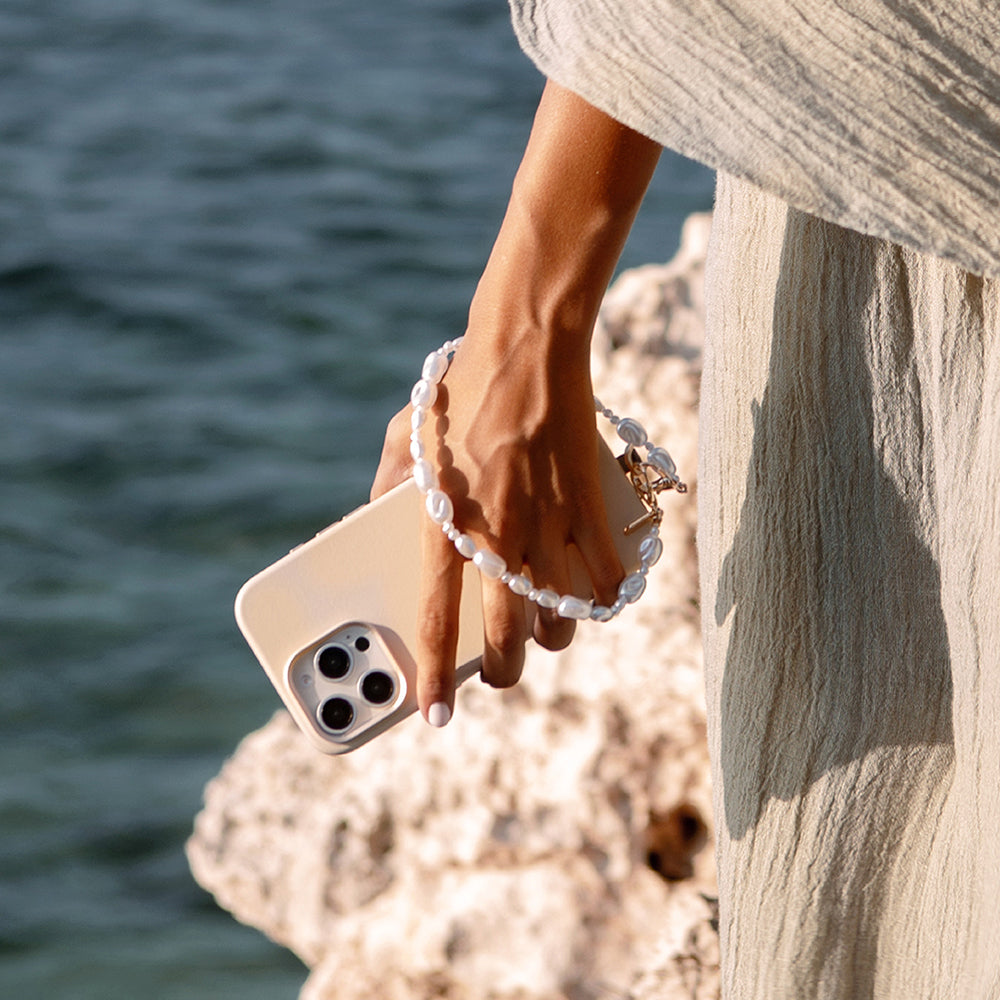 Apple iPhone 16 Pro Kılıf Magsafe Şarj Özellikli Soft Arka Yüzey Askı İpli Coehl Muse Kapak Krem