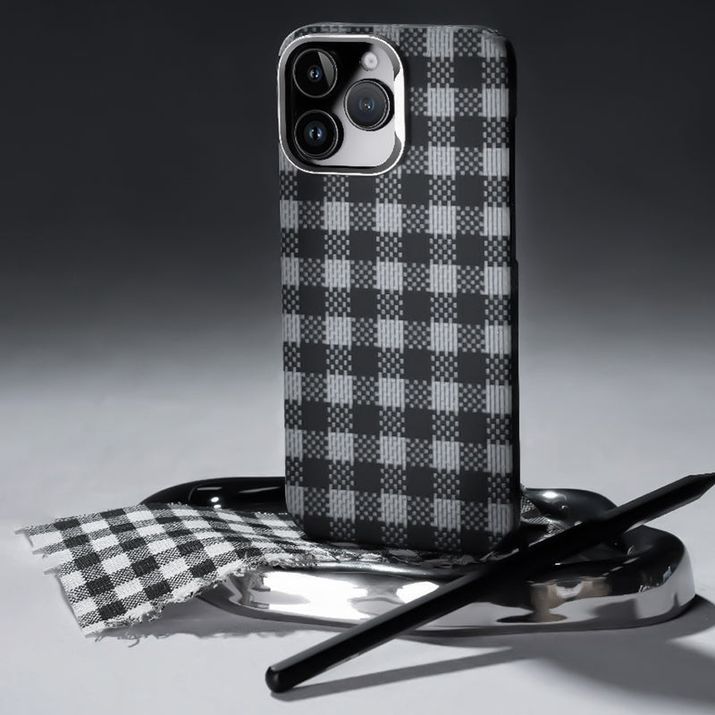 Apple iPhone 16 Pro Max Kılıf M-safe Şarj Özellikli Ekose Tasarımlı Benks ArmorVichy Kevlar Kapak Siyah