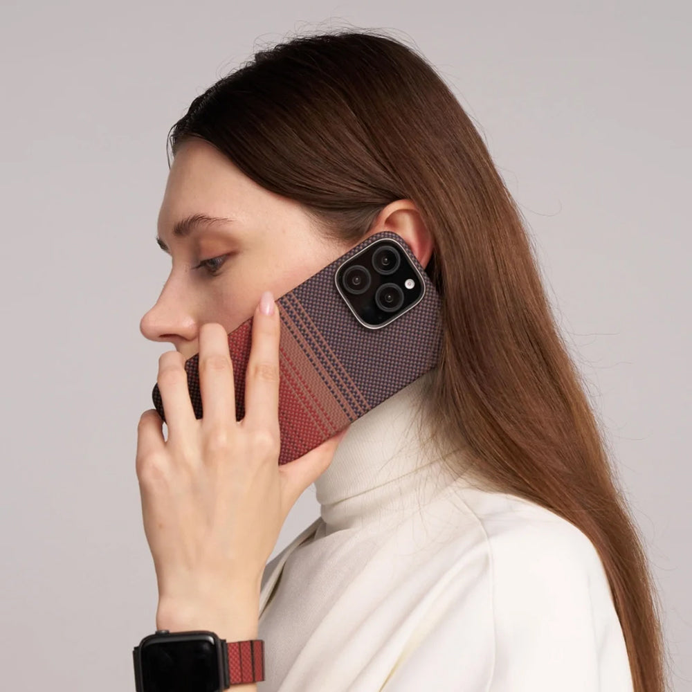 Apple iPhone 16 Pro Max Kılıf Magsafe Şarj Özellikli Aramid Fiber Pitaka Tactile Woven Sunset-Moonrise Serisi Sunset Kapak Kahverengi