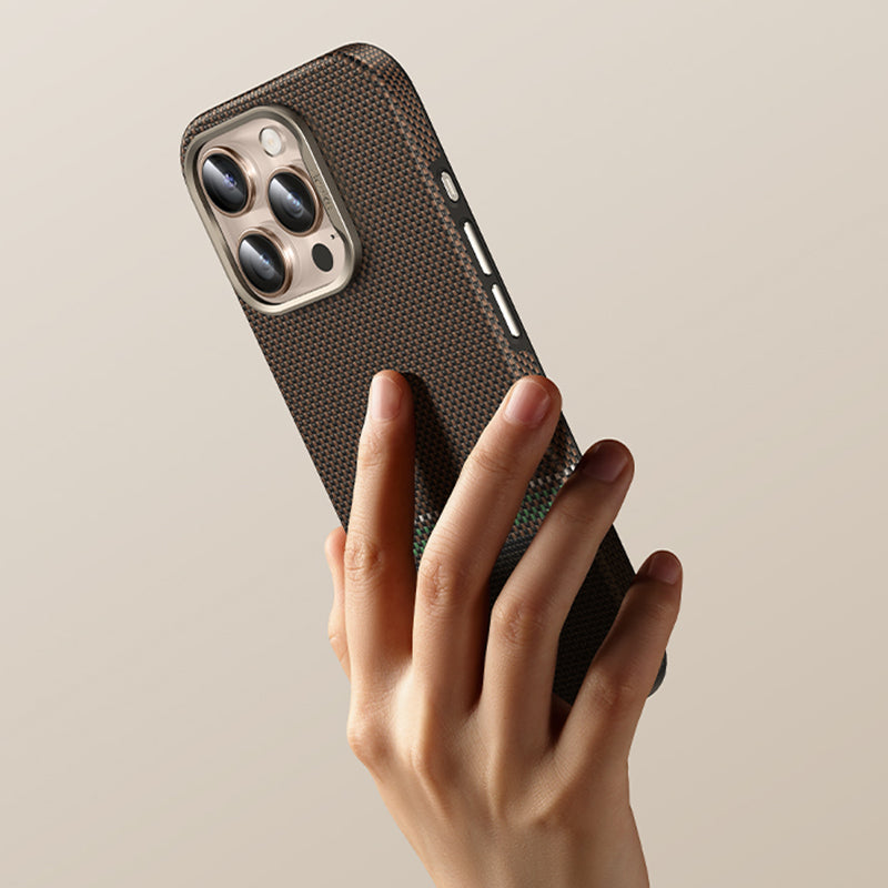 Apple iPhone 16 Pro Max Kılıf M-safe Şarj Özellikli Karbon Fiber Tasarımlı Benks Prestige ArmorPro Kevlar Kapak Gold