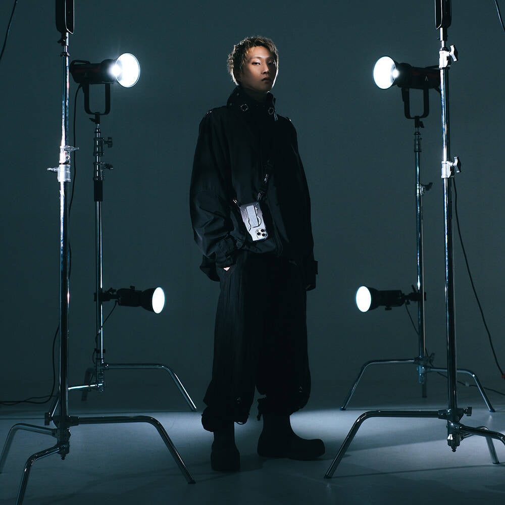 Apple iPhone 16 Pro Max Kılıf Magsafe Şarj Özellikli Teknoloji Desenli Standlı Skinarma Helio Kapak Gold