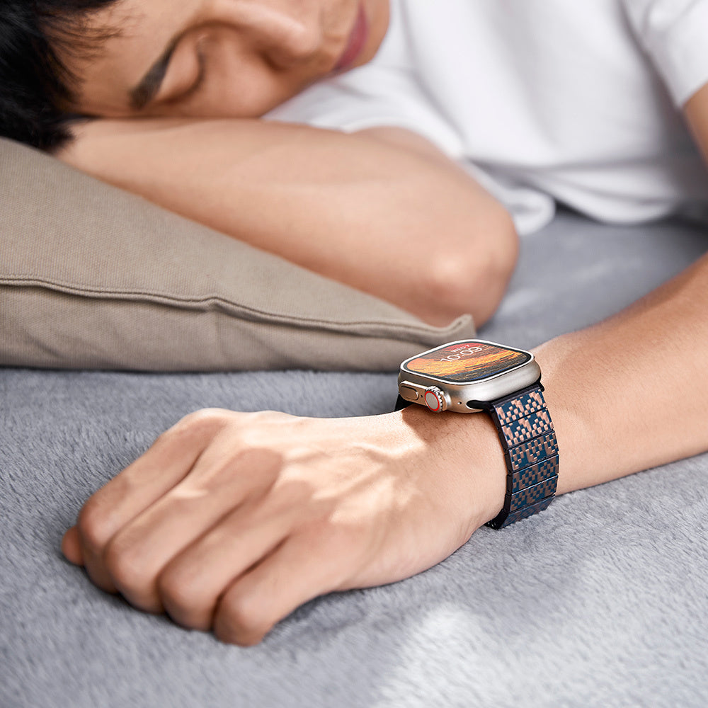 Apple Watch Serisi Uyumlu Aramid Fiber ve Karbon Fiber Pitaka Dreamland ChromaCarbon Serisi Stairs Universal Kordon Mavi-Kahverengi